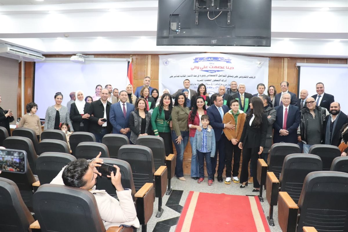 إعلام القاهرة تمنح درجة الدكتوراة للباحثة دينا عصمت عن دراستها حول الإرهاب الإلكتروني