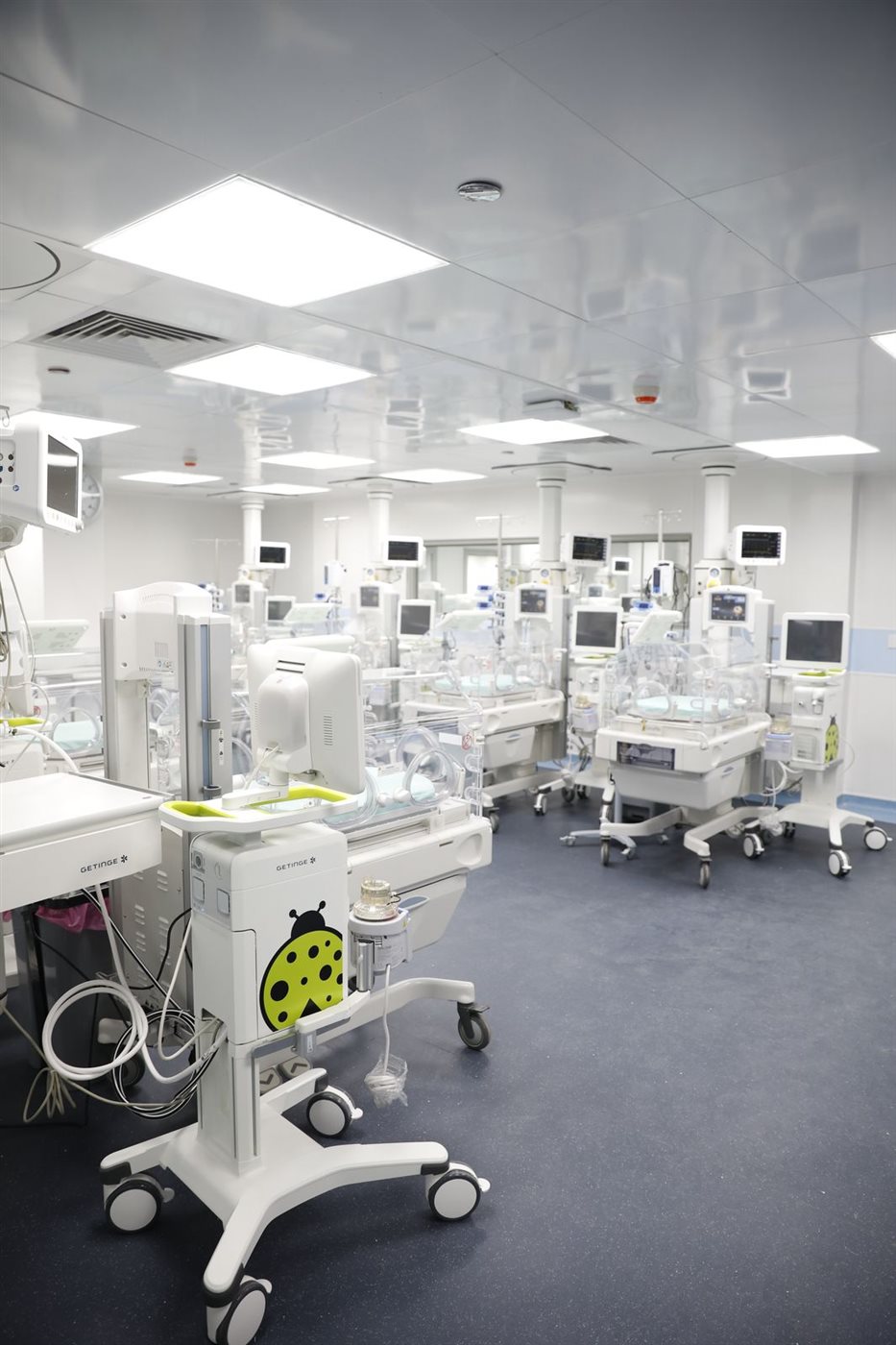 البنك الأهلي المصري يدعم مشروع المحضن المجاني بمستشفى النساء والتوليد