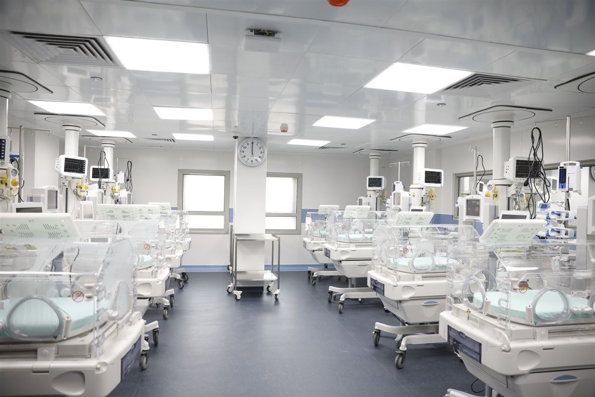 البنك الأهلي المصري يدعم مشروع المحضن المجاني بمستشفى النساء والتوليد