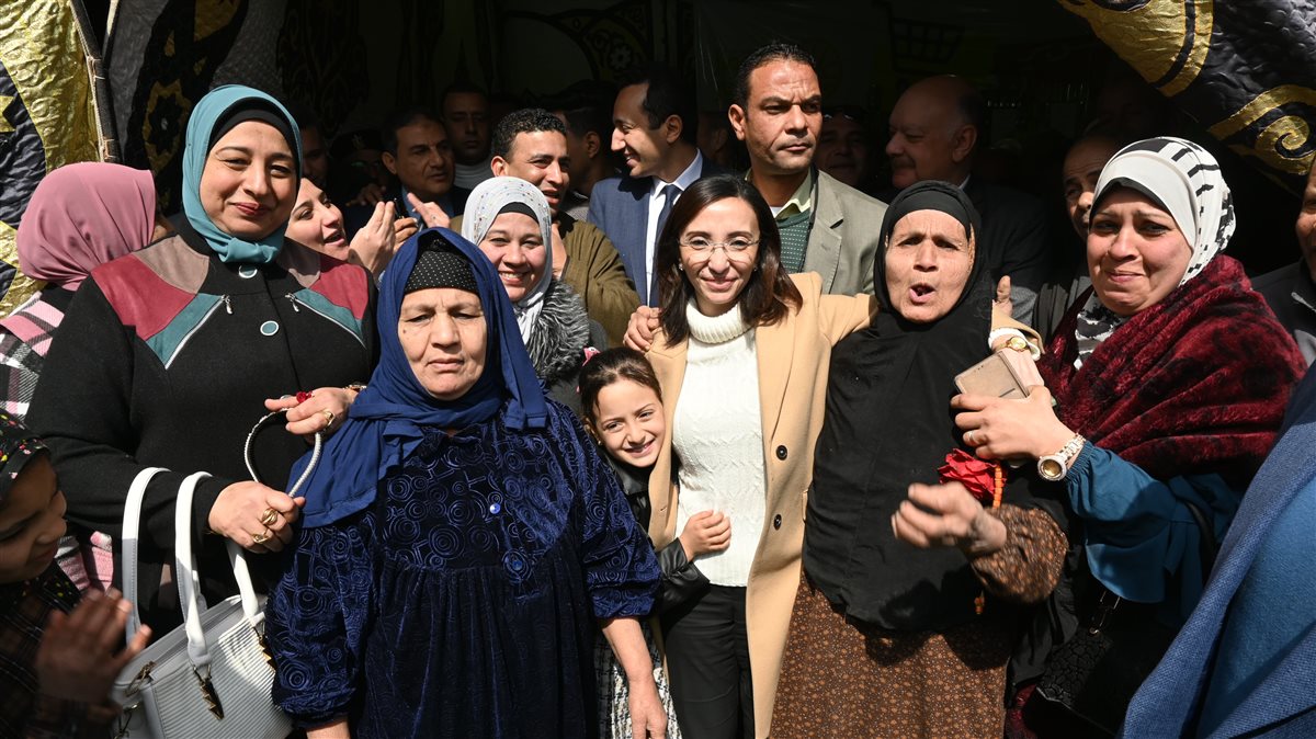 التقاط الصور التذكارية مع محافظة البحيرة خلال افتتاحها المنفذ الثاني لجهاز