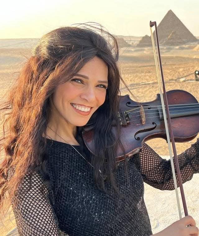 كوكتيل كونترباص يجمع البيانو والهارب والفيولا مع الغناء على المسرح الصغير