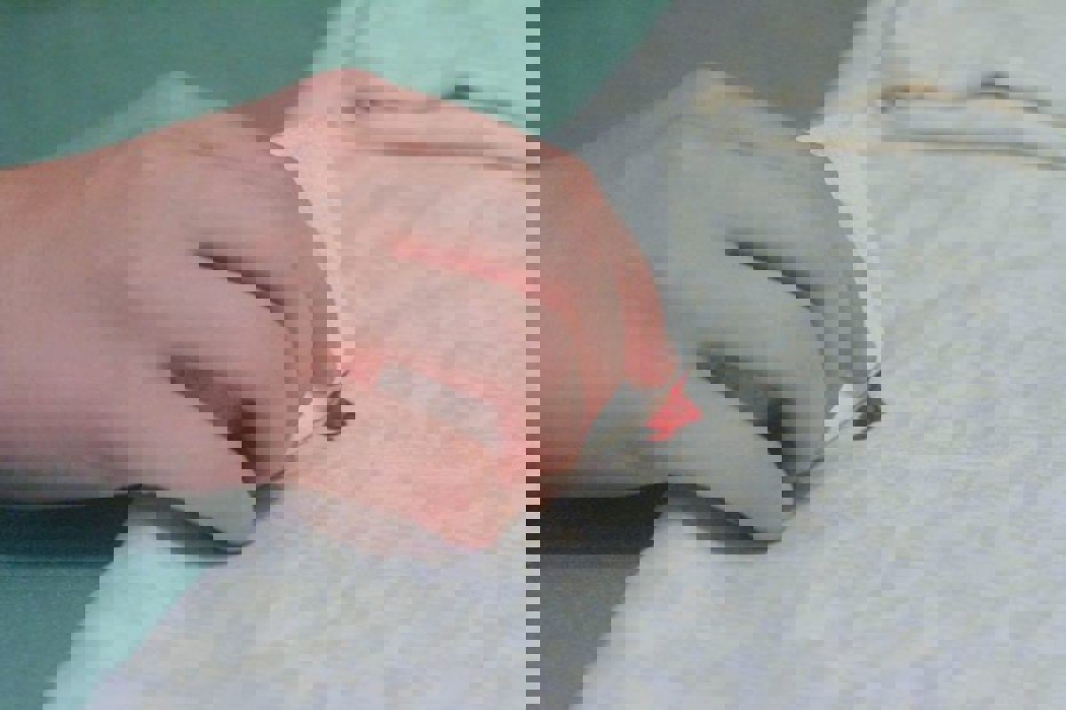 طريقة ازالة المناكير من الملابس