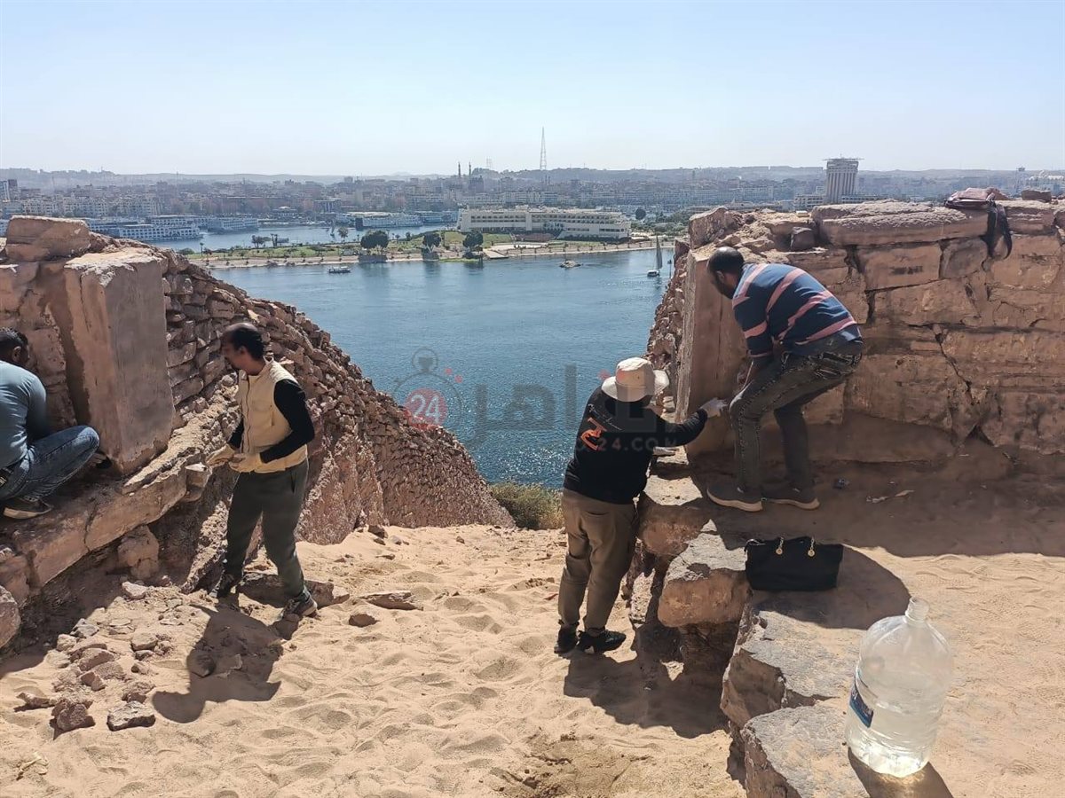  الآثار تنتهي من ترميم لوحة فريدة بمقابر النبلاء غرب أسوان (1)