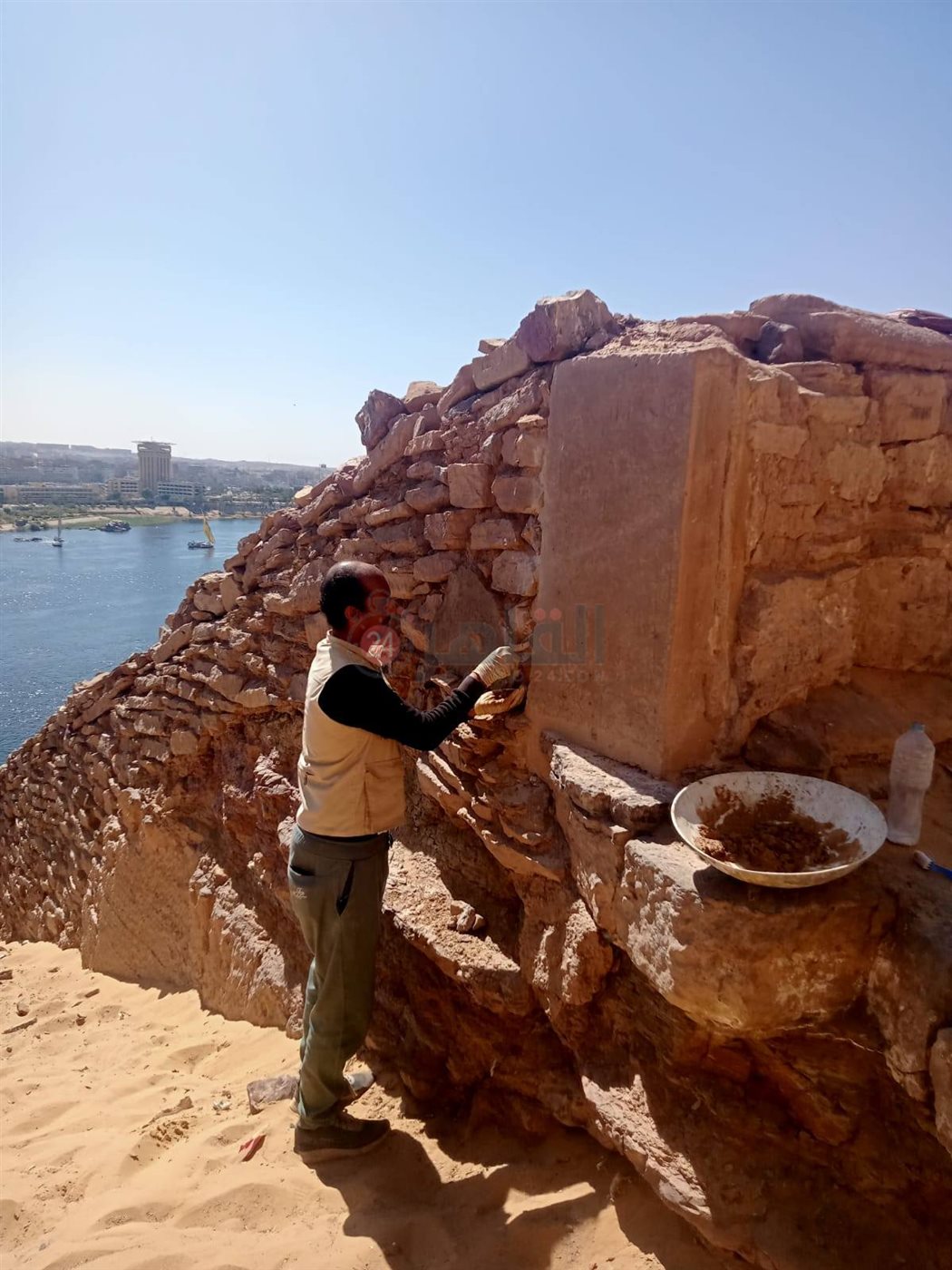  الآثار تنتهي من ترميم لوحة فريدة بمقابر النبلاء غرب أسوان (2)