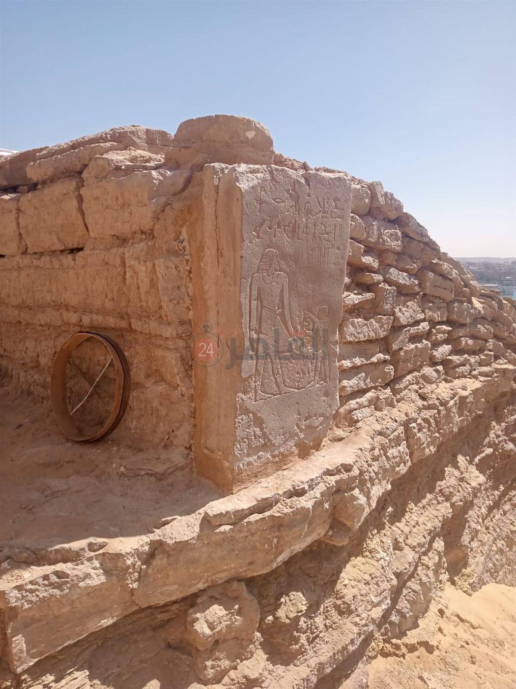  الآثار تنتهي من ترميم لوحة فريدة بمقابر النبلاء غرب أسوان (3)