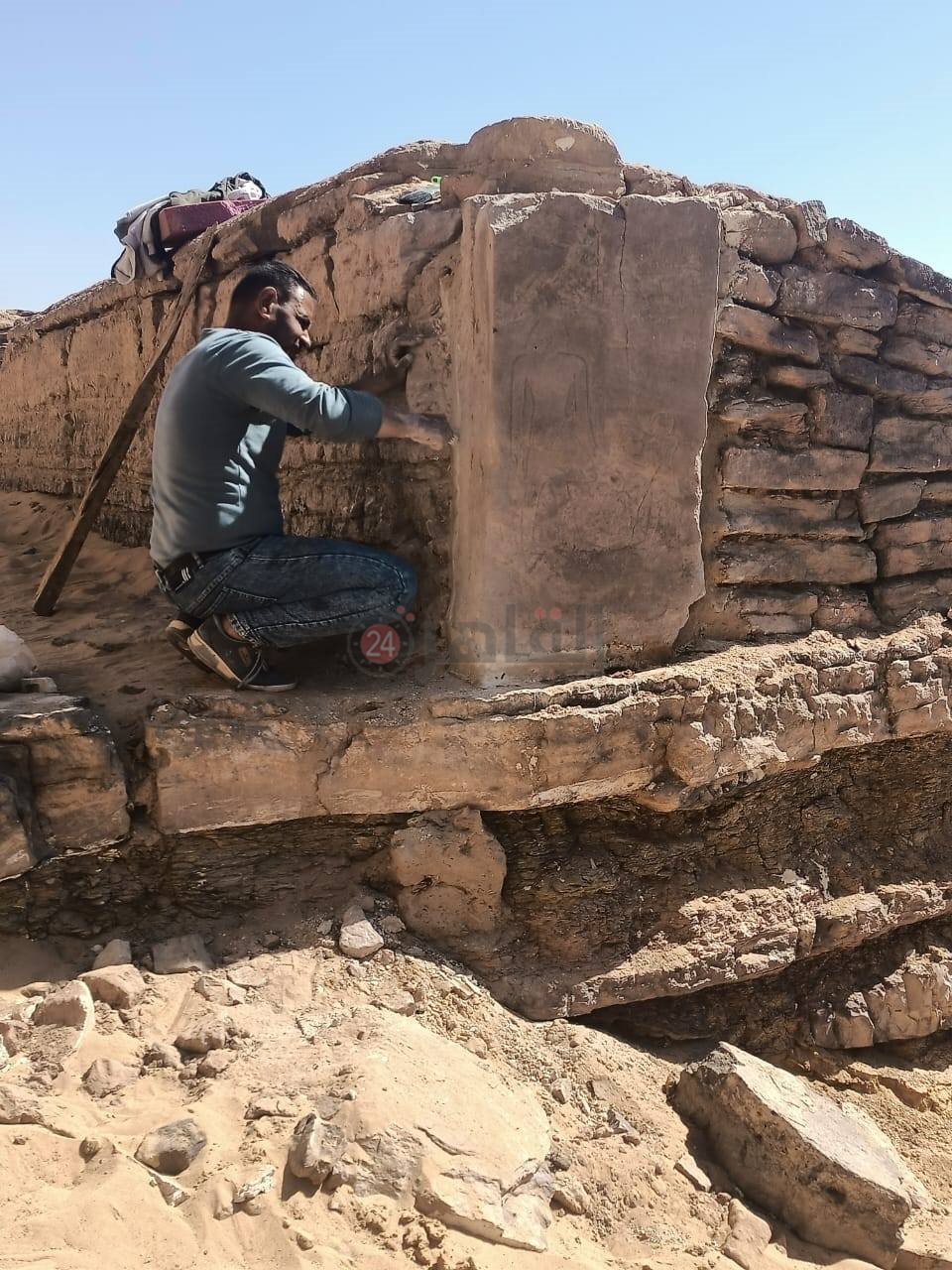  الآثار تنتهي من ترميم لوحة فريدة بمقابر النبلاء غرب أسوان (7)