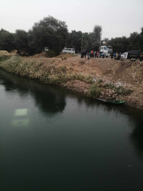 انقلاب سيارة في ترعة بالأقصر