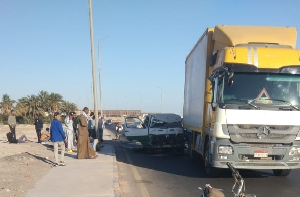 تصادم ميكروباص مع سيارة نقل شمال الغردقة 