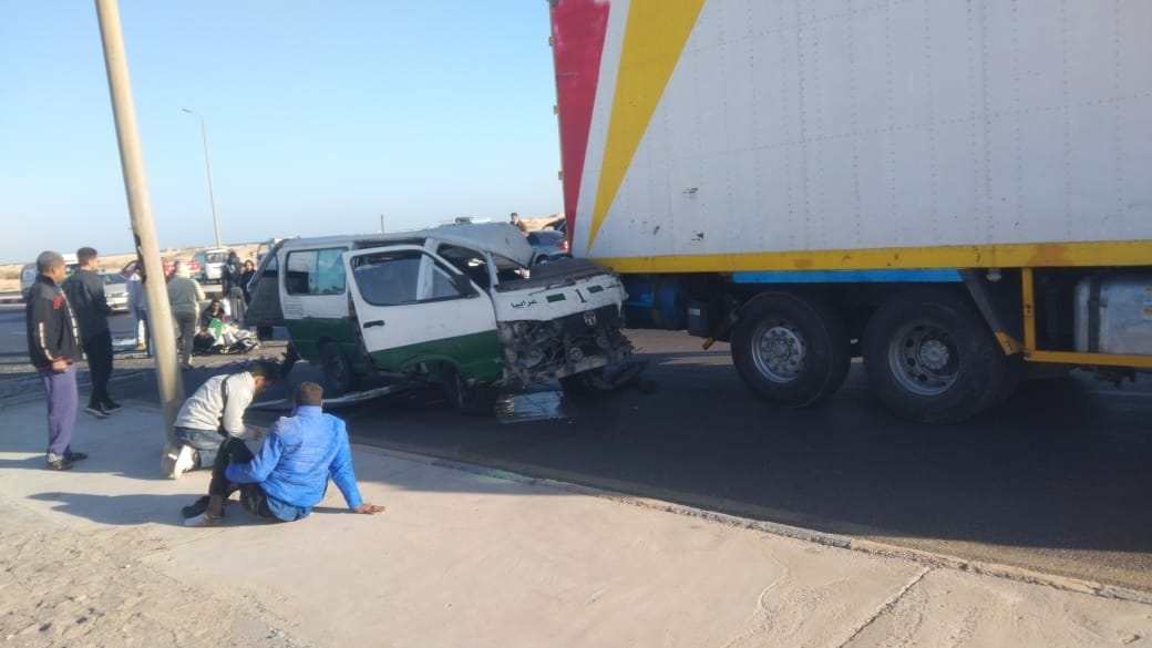 تصادم ميكروباص مع سيارة نقل شمال الغردقة 