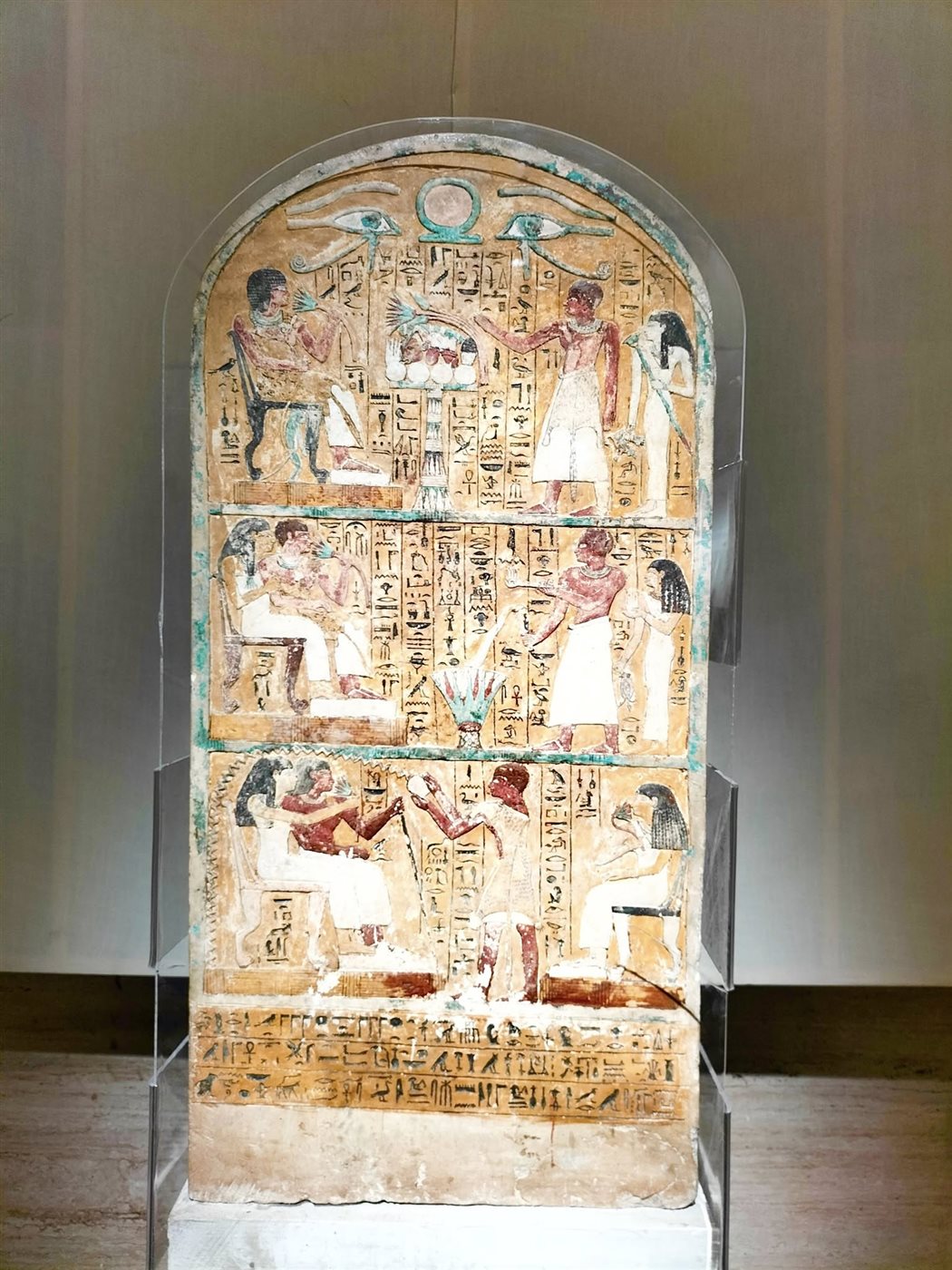 لوحة من الحجر الجيري تعود إلى عهد الملك تحتمس الثالث