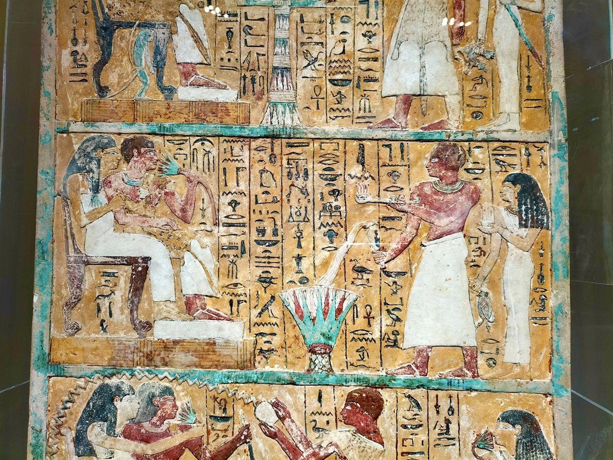 لوحة من الحجر الجيري تعود إلى عهد الملك تحتمس الثالث