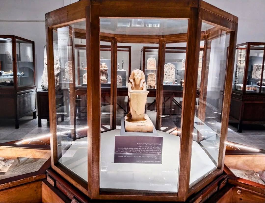 تمثال فريد من الألباستر