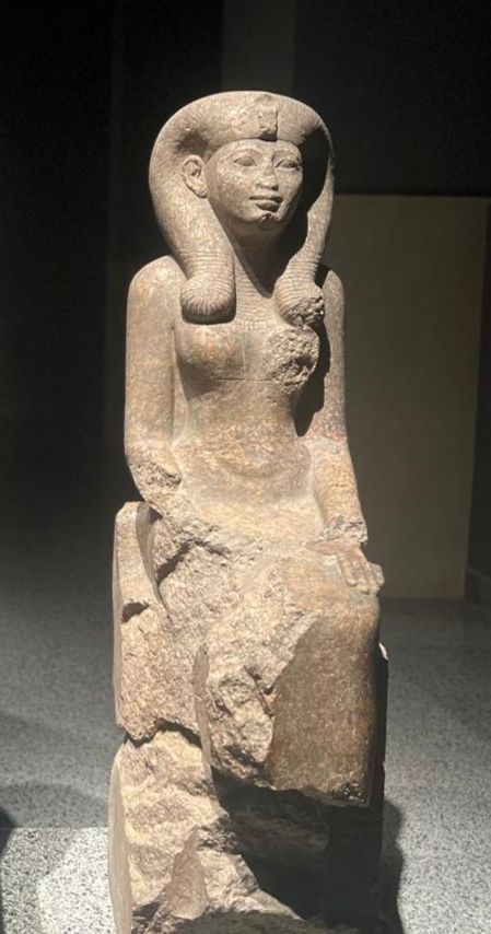 تمثال لـ زوجة الملك تحتمس الثالث