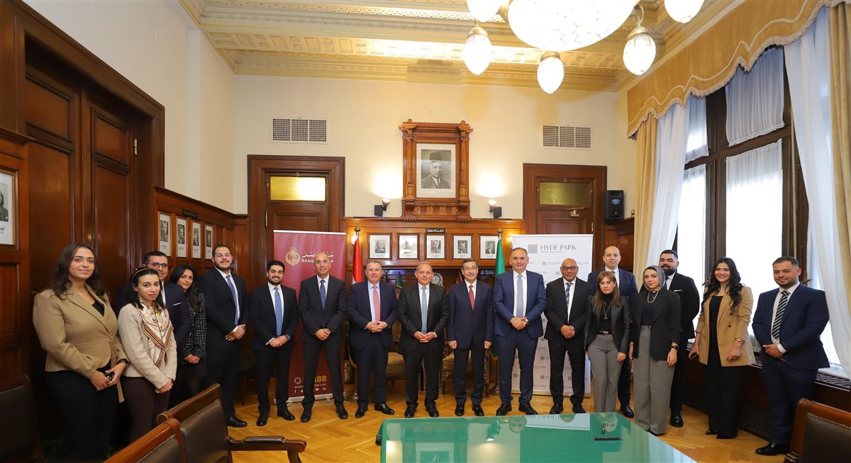 اثناء التوقيع على عقود التمويل