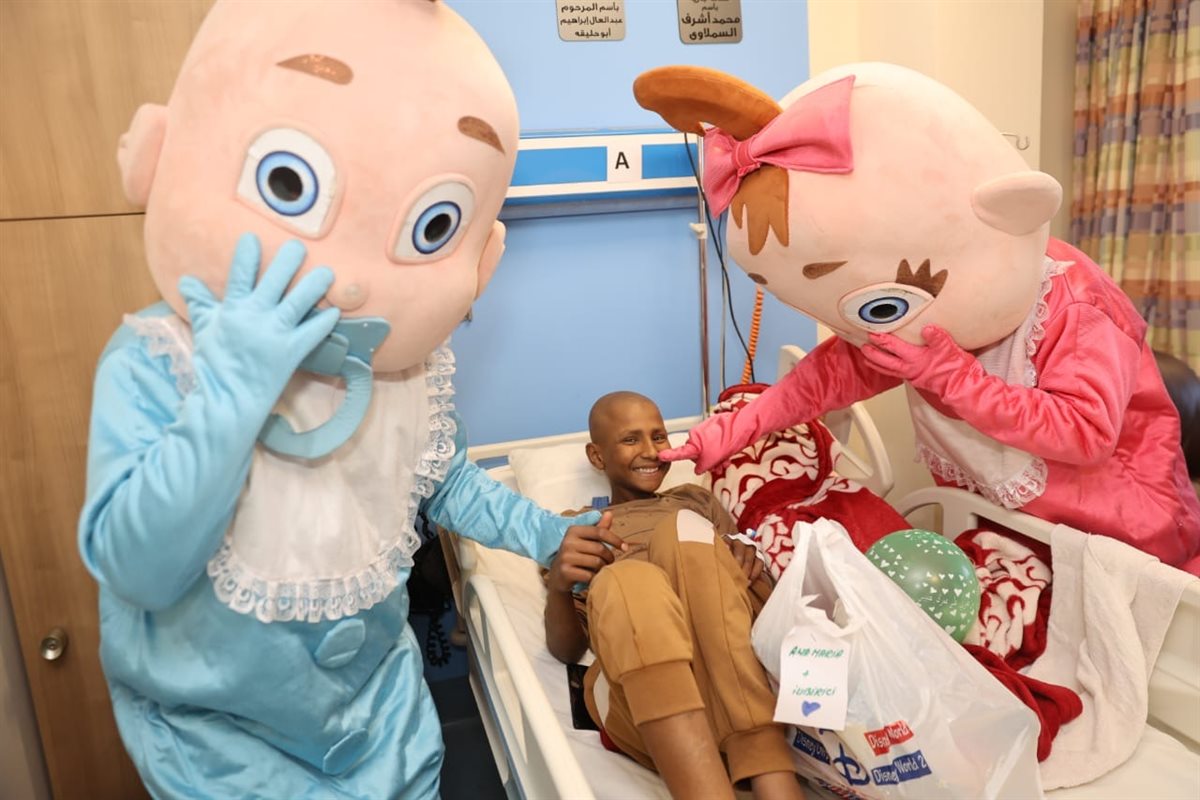 سائحين يدعمون متحدى السرطان بالأقصر