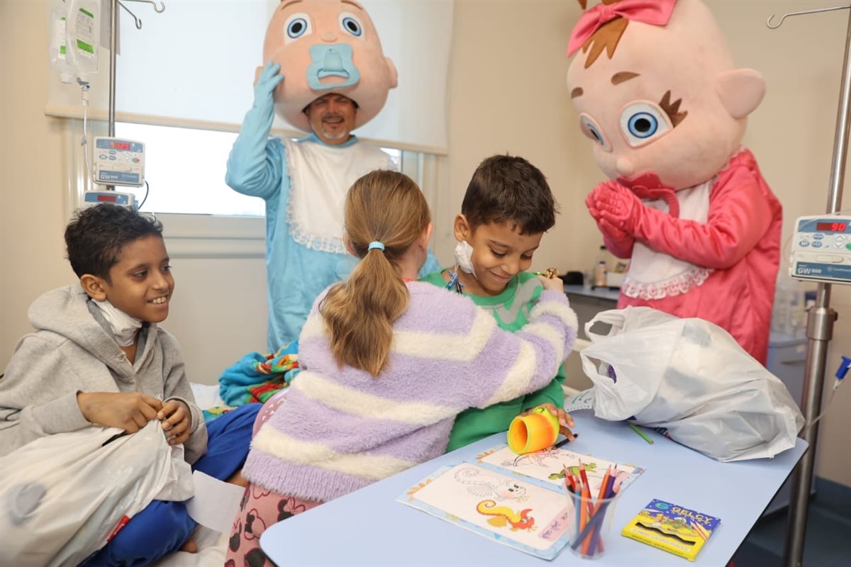 سائحين يدعمون متحدى السرطان بالأقصر