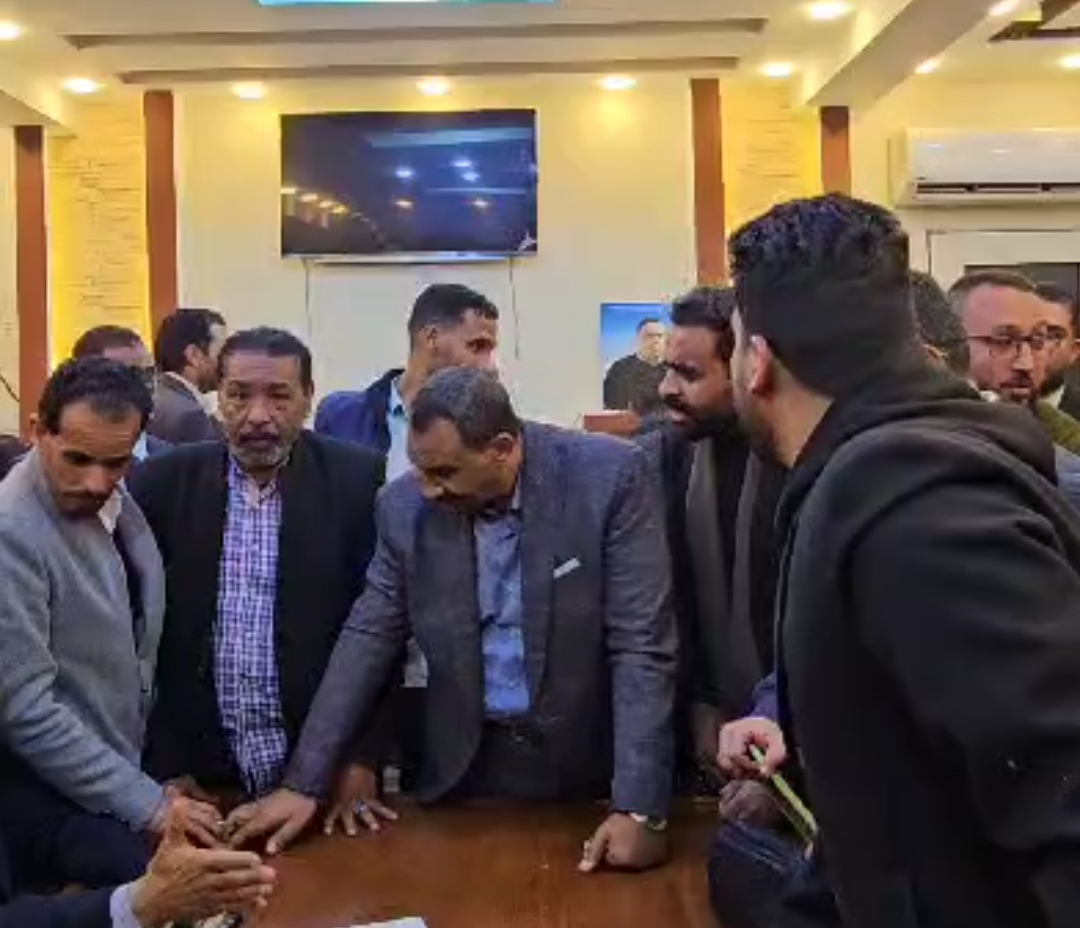 تجمع المحامين بمقر النقابة داخل محكمة البحر الأحمر 