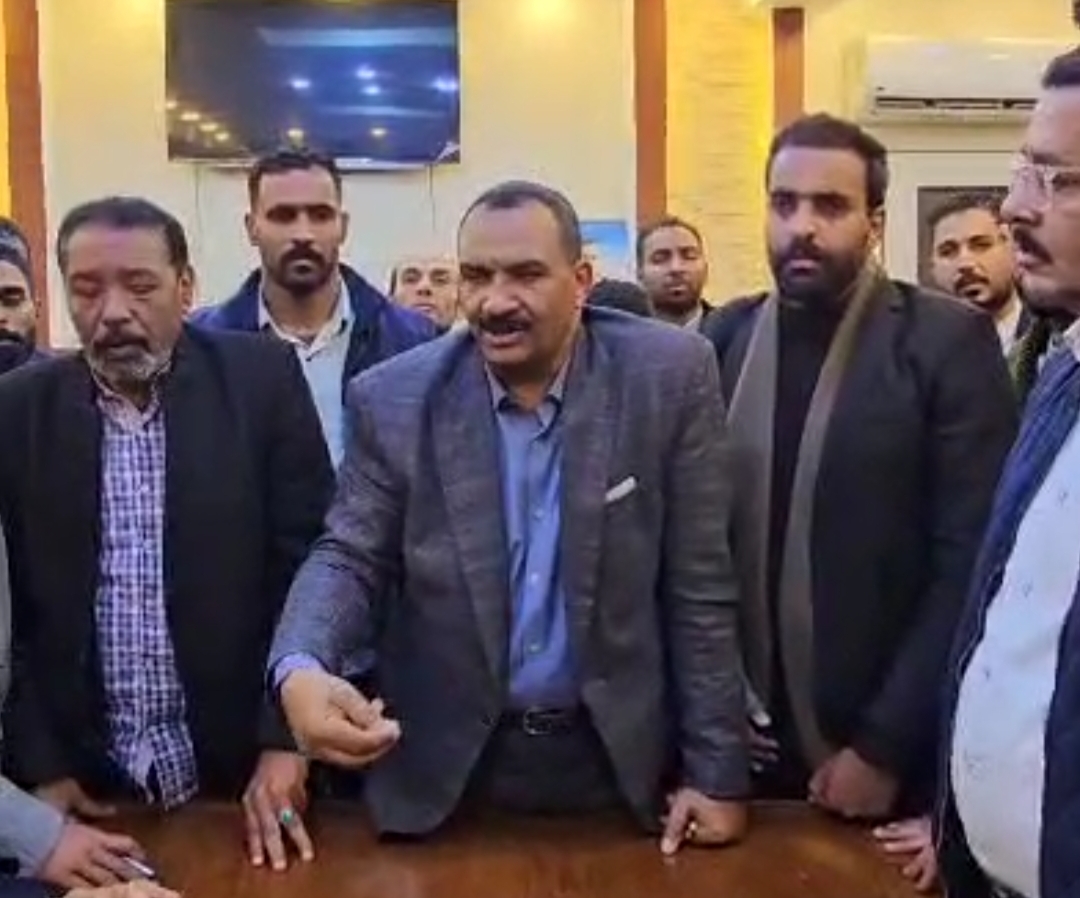 تجمع المحامين بمقر النقابة داخل محكمة البحر الأحمر 