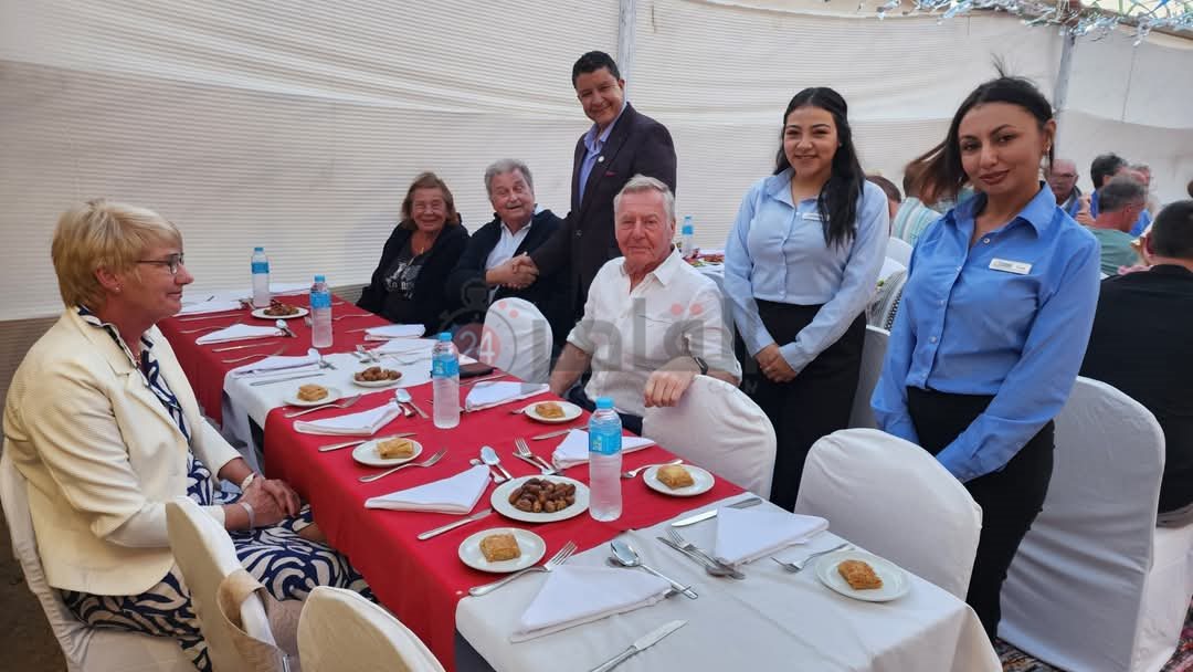 إفطار جماعي بمرسى علم بمشاركة السائحين