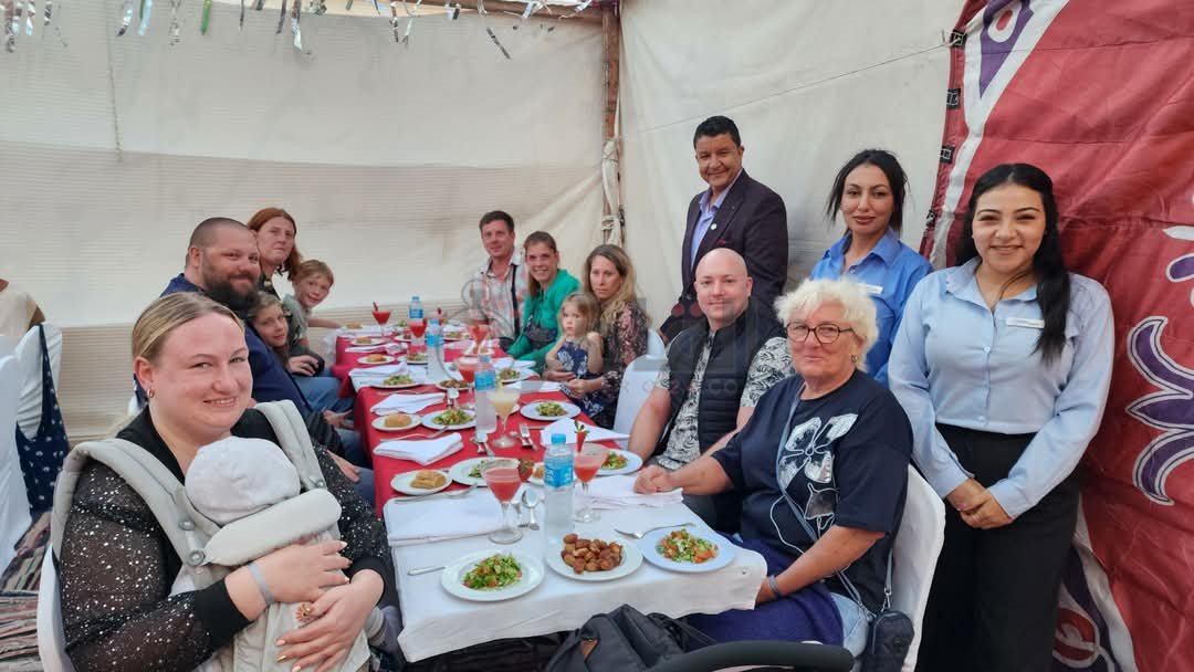 إفطار جماعي بمرسى علم بمشاركة السائحين