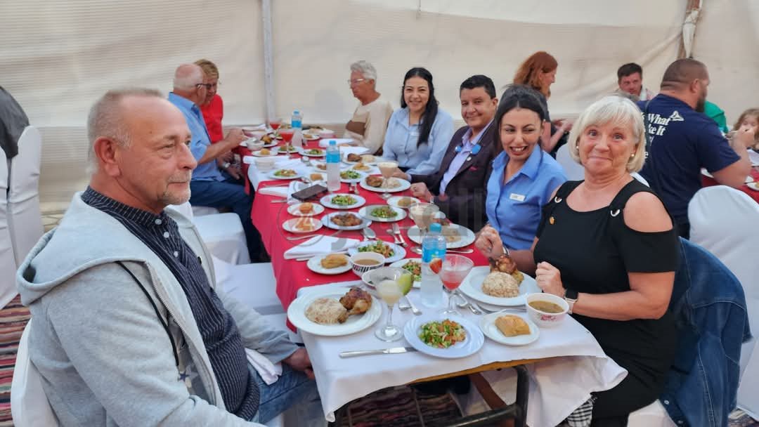 إفطار جماعي بمرسى علم بمشاركة السائحين