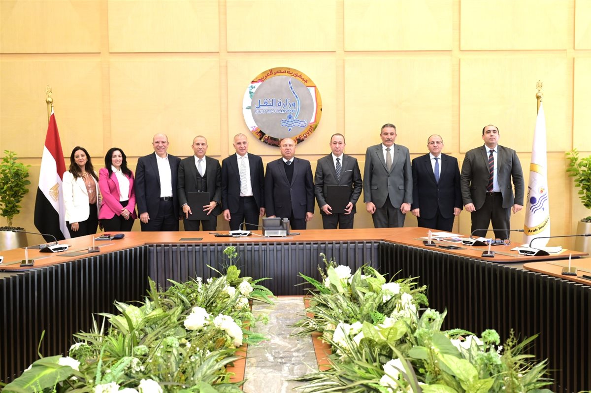 جانب من التوقيع