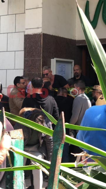 تامر هجرس يشيع جثمان والدة زوجته من مسجد مصطفى محمود