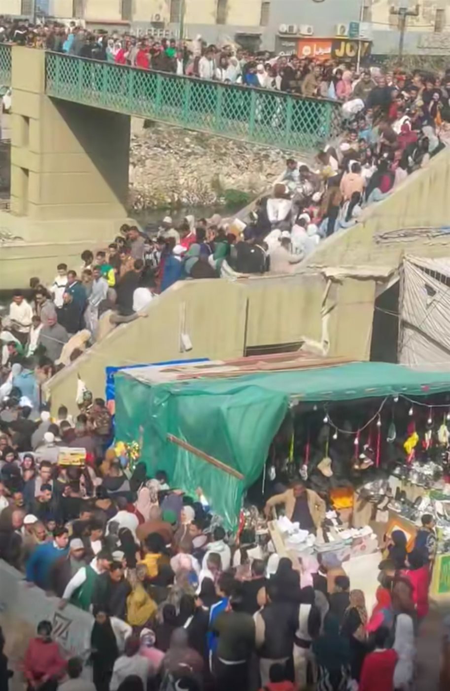 زحام وتكدس أعلى كوبري مشاه كفر الدوار بالبحيرة