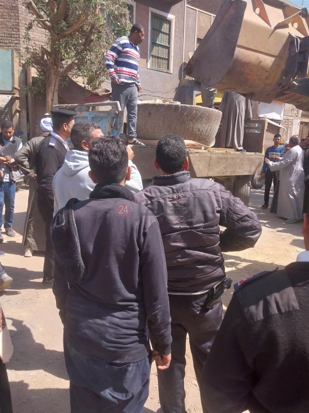 إنقاذ كتلة حجرية بسوهاج تم اكتشافها في الشارع (2)