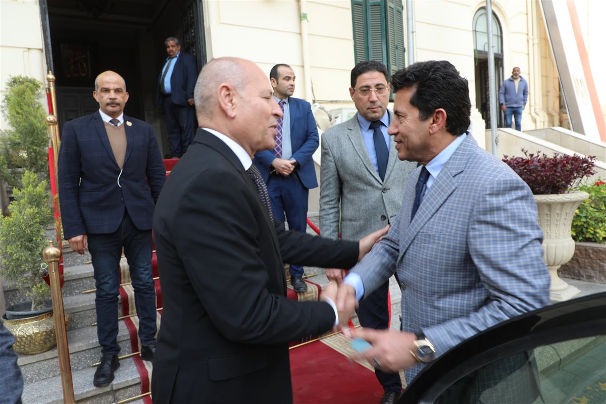  محافظ القاهرة ووزير الشباب والرياضة