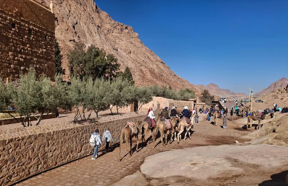 إقبال السائحين على زيارة المقدسات الدينية في سانت كاترين