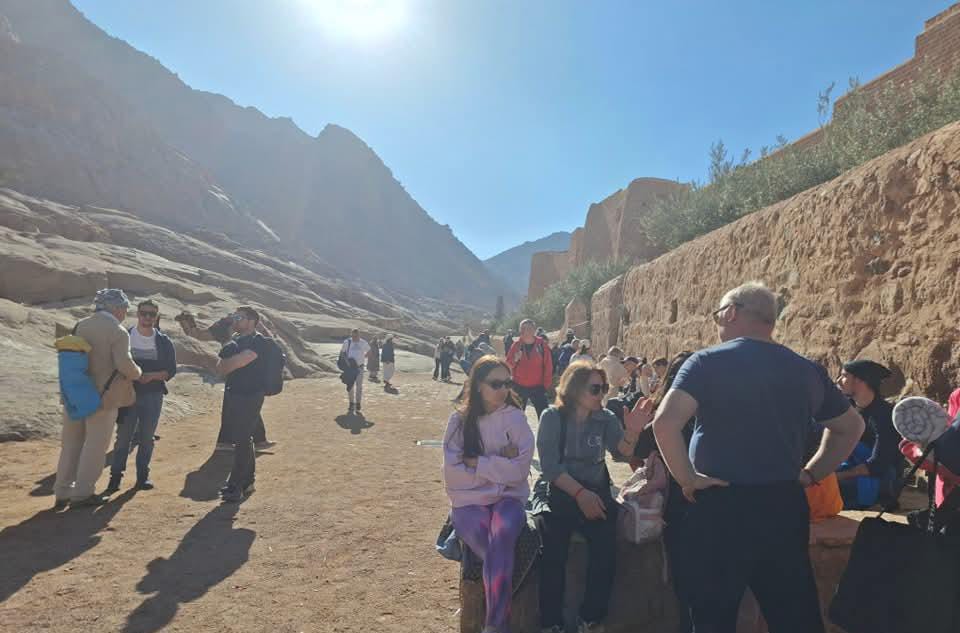 إقبال السائحين على زيارة المقدسات الدينية في سانت كاترين