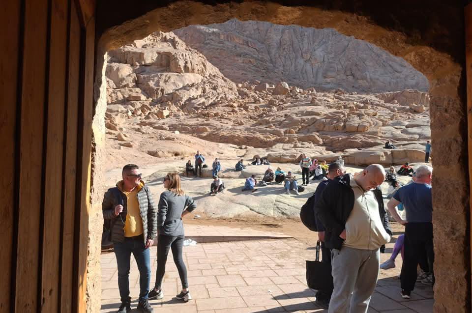 إقبال السائحين على زيارة المقدسات الدينية في سانت كاترين