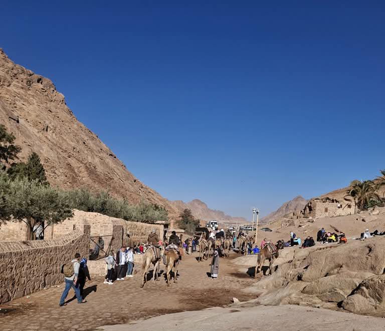 إقبال السائحين على زيارة المقدسات الدينية في سانت كاترين