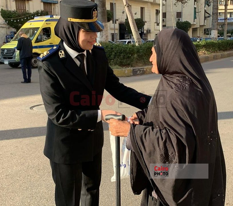 ضباط شرطة بورسعيد يوزعون الإفطار على البسطاء في الشوارع