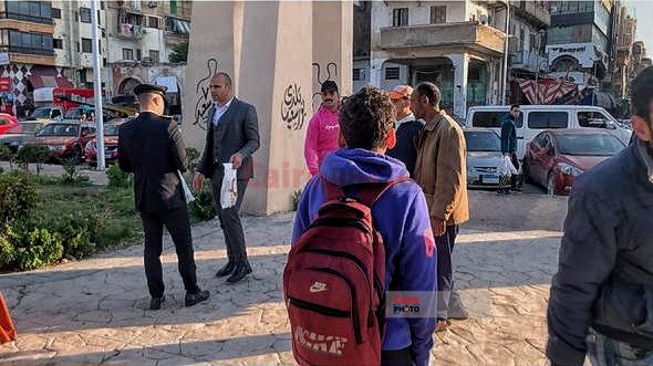 ضباط شرطة بورسعيد يوزعون الإفطار على البسطاء في الشوارع