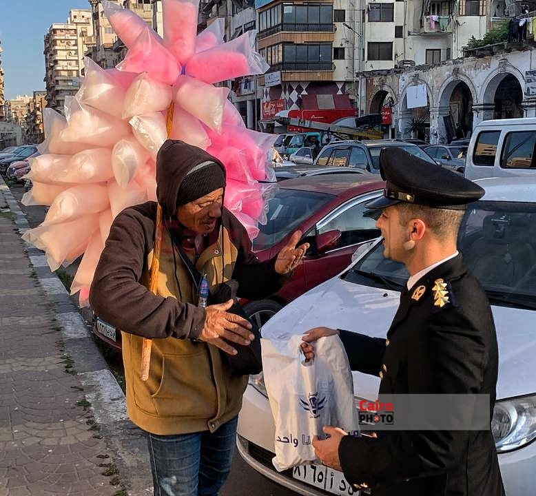 ضباط شرطة بورسعيد يوزعون الإفطار على البسطاء في الشوارع