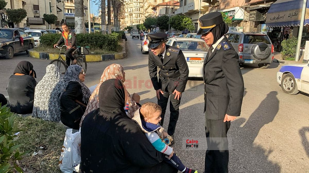 ضباط شرطة بورسعيد يوزعون الإفطار على البسطاء في الشوارع