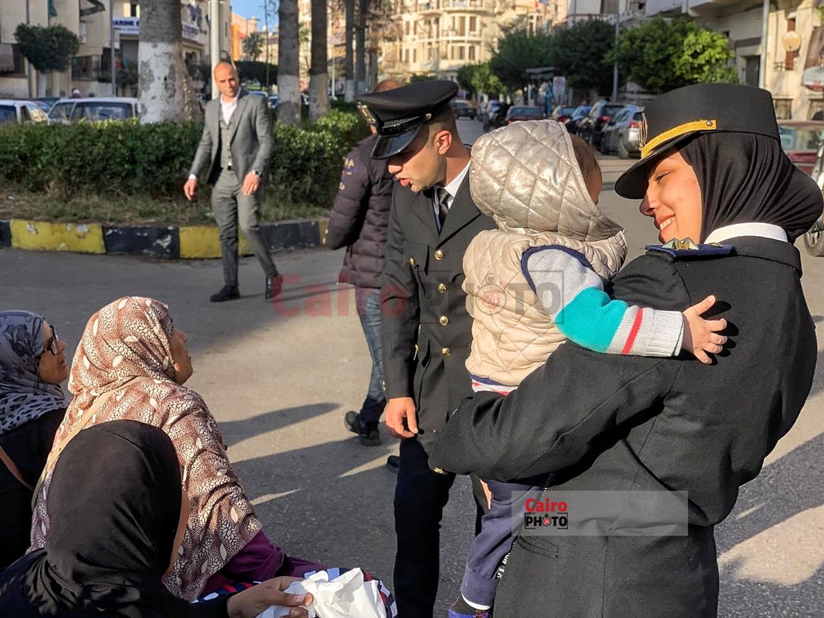 ضباط شرطة بورسعيد يوزعون الإفطار على البسطاء في الشوارع