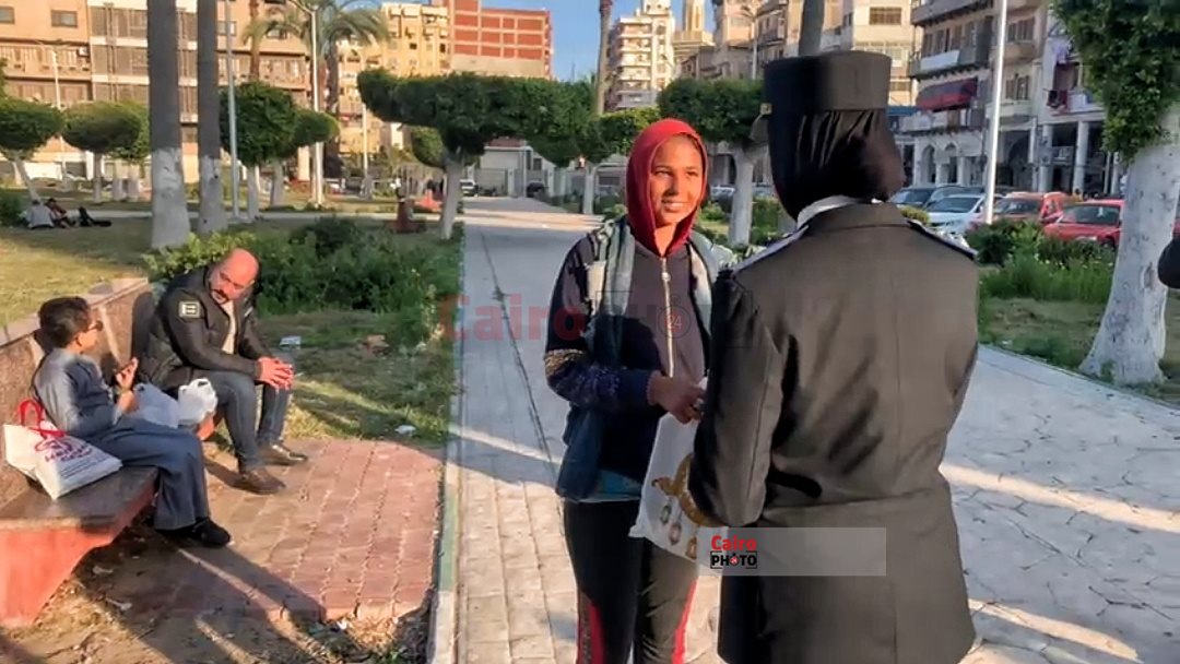 ضباط شرطة بورسعيد يوزعون الإفطار على البسطاء في الشوارع