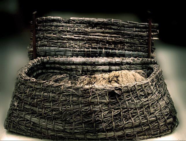 صندوق من الخوص يحوى بداخلة مومياء