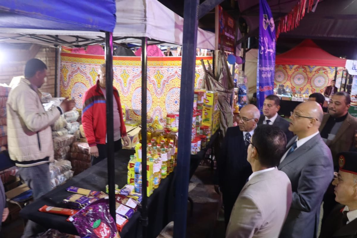 محافظ القليوبيه يفتتح معرضين أهلاً رمضان بمدينتي بنها وكفر شكر لبيع السلع الغذائيه بأسعار مخفضة