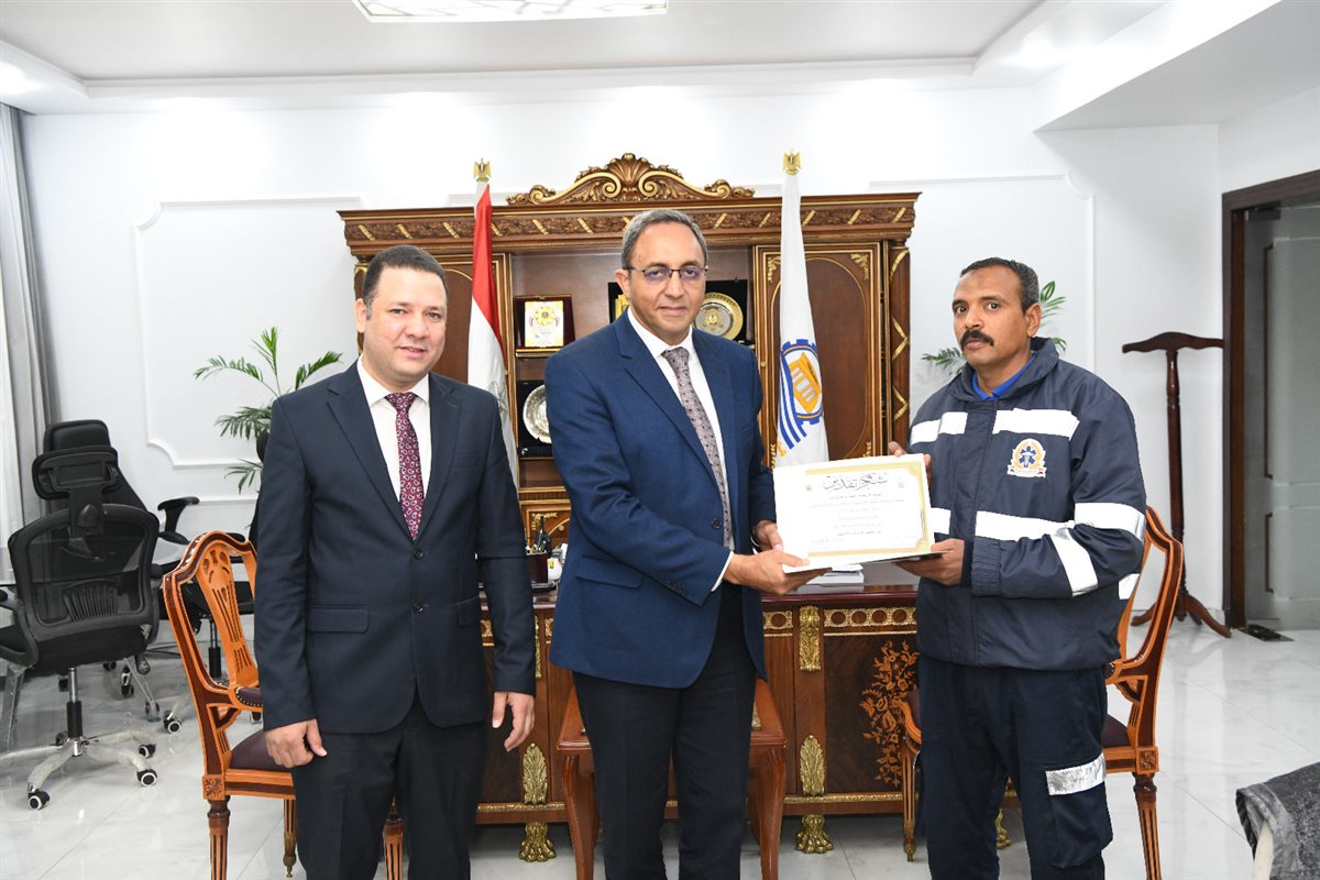 تكريم مسعف وسائق لأمانتهما