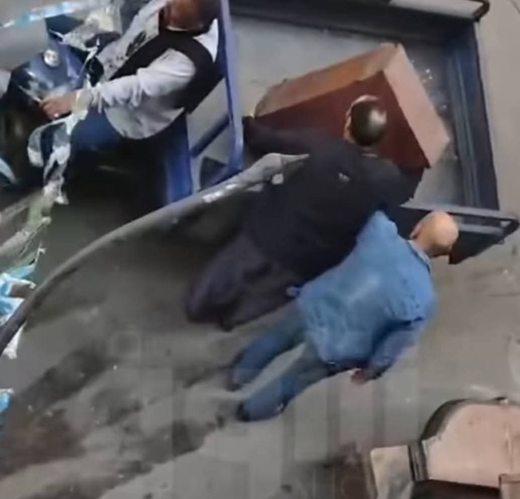 سفاح المعمورة يمثل جريمة قتل ضحيته الثالثة