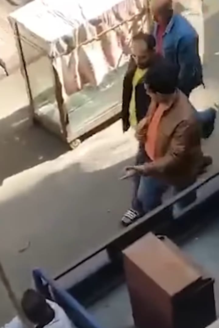 سفاح المعمورة يمثل جريمة قتل ضحيته الثالثة