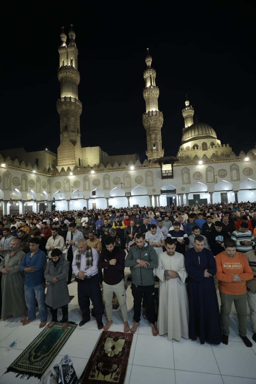 <strong> الجامع الأزهر يواصل استقبال رواده من مصر والعالم لأداء صلاتي العشاء والتراويح</strong>