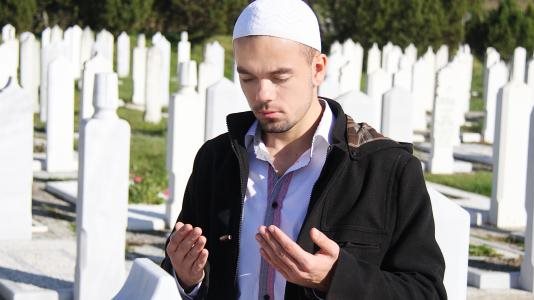 دعاء الجمعة للميت.. 30 من الأدعية المؤثرة جدا