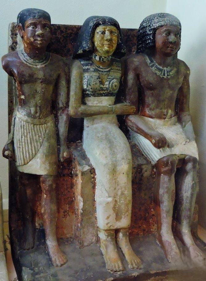 مجموعة من تماثيل الأفراد في مصر القديمة