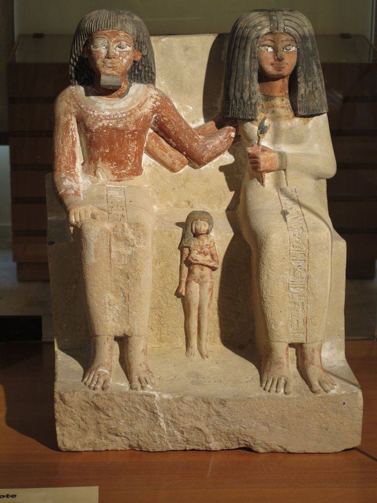 مجموعة من تماثيل الأفراد في مصر القديمة