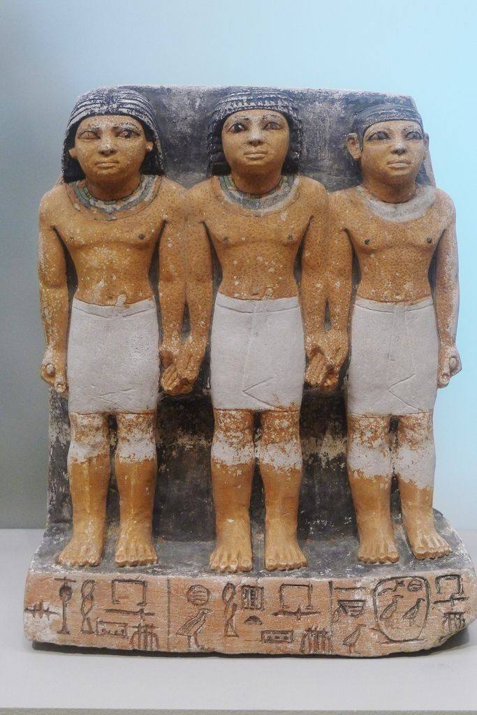 مجموعة من تماثيل الأفراد في مصر القديمة
